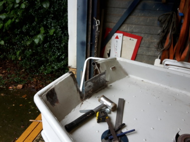 Inlassen van een buitenboordmotorsteun.