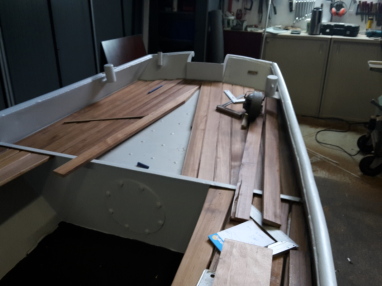 Teak dek leggen naar eigen wens.