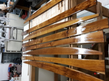 Lakken van teakhouten banken.