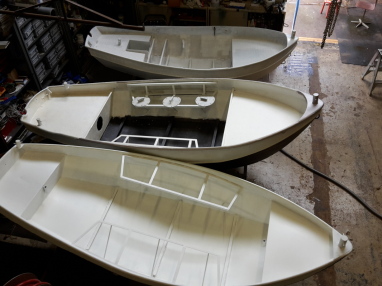 3 op een rij, nieuwe eigenaar gezocht.  Onzinkbaar door luchtkasten voor en achter. Been 7 / Been 9 / Vuile Pia. Compleet met bolders, vlaggenstokhouder, tent ophoudersteunen en banken.