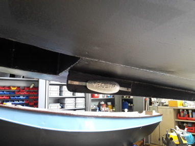 anode geplaats op de skeg.