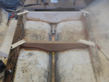 twee nieuwe spanten inlamineren met polyester