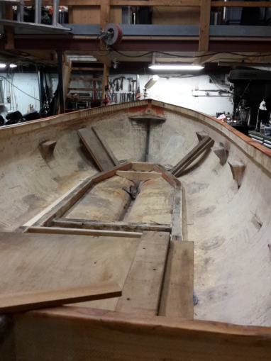 potdekselbalk ingebracht. extra versteviging van de romp en tevens rugleuning