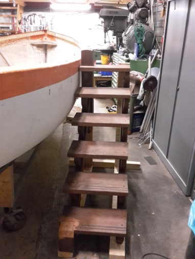 houten trap gemaakt loopt gemakkelijker dan een aluminiumtrap.