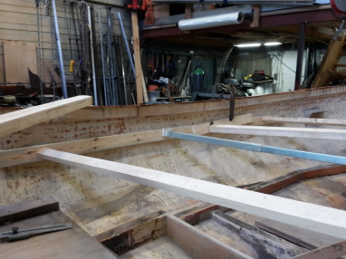 Balken voor de banken vast lijmen hierna inlamineren met polyester.
