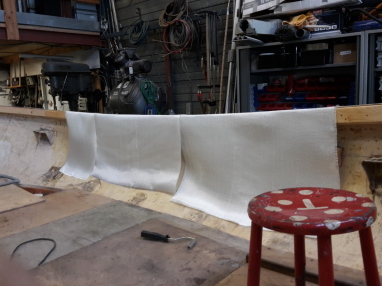 Over 3 meter lengte weerzijde steun voor banken ingelamineerd.