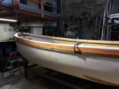 Elke dag een lat buigen en in model brengen, per dag 1 lat, drie latten op elkaar sturboord en bakboord duur 6 dagen, hierna alles weer los en lijmen weer 4 dagen verder. totaal 10 dagen