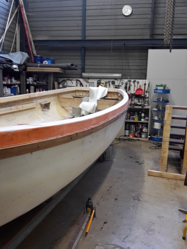 berghout aanbrengen in 3 lagen hout over elkaar heen om model en dikte te krijgen. vol teakhout