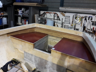 achterwand en zijkanten afgewerkt met teakhout