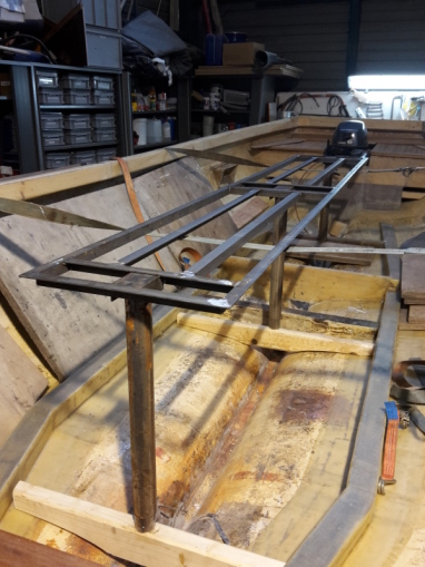 spanten ingelijmd voor bevestiging biertafel, nu nog inlamineren.