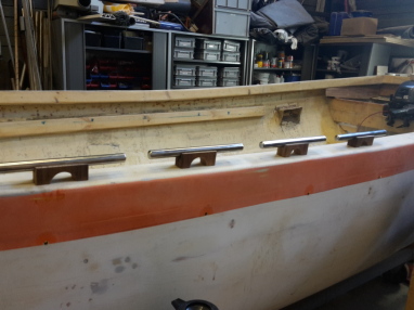 4 afmeer kikkkers voor rond om de sloep