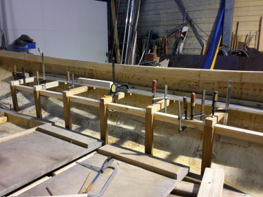 zitbank aan bakboord begint vorm te krijgen nog 1 staander en we hebben de volle lengte.