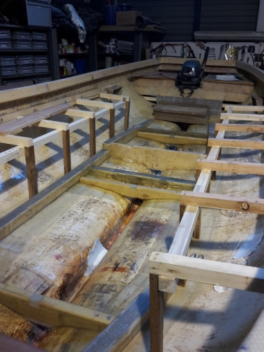 Frame voor banken gereed voor montage.