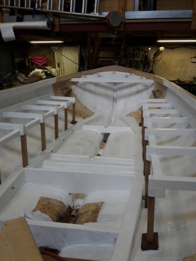 Framewerk banken en voordek in de grondverf.