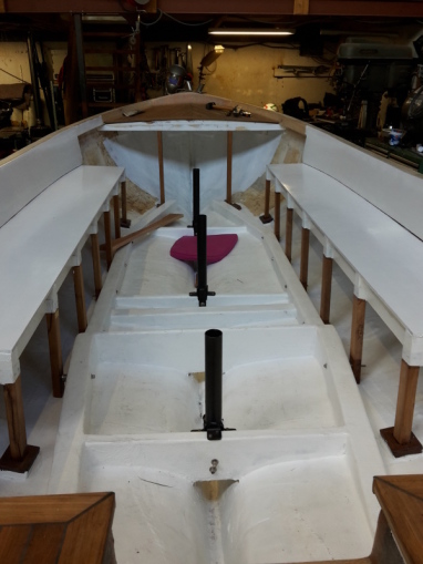 Zitbanken voor de eerste keer in de grondverf.