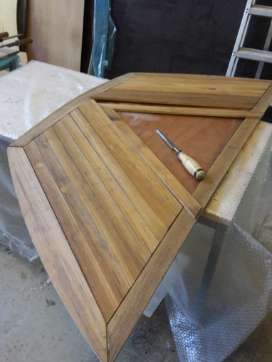 Pas maken van de teakhouten latten.