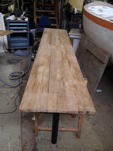 De biertafel gereed om ingebouwd te worden, totaal lengte 3 meter.