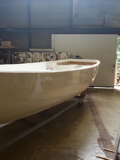 Eerste laklaag schelpenwit.