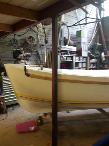 Waterlijn uitgezet op de sloep.(Altijd een lastig karwei, vooral de ronding in de boeg en spiegel)