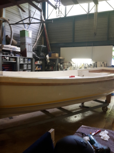 Teakhouten stootlijst (berghout) geplaats op de romp.