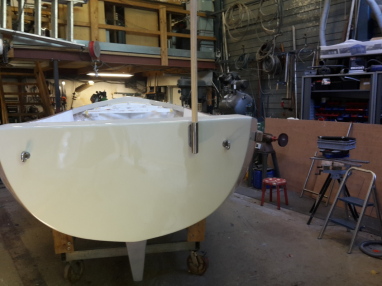 Vlaggenstokhouder en trekogen RVS M12 gemonteerd.