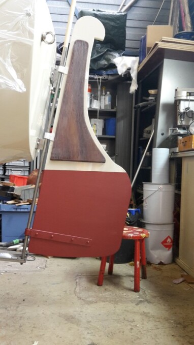 Roerbeslag en roer gereed op de waterlijn na.Tevens anode geplaatst in u-profiel.