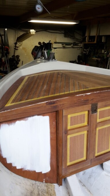 Voordek en deurtjes geplaatst,