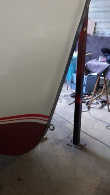 Boegbeslag RVS gemonteerd.Tevens een RVS trekoog M12 gemonteerd.