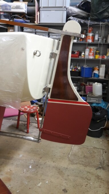 Roer helemaal klaar, nieuwe helmstok + beslag, sierhout op het roer in de blankelak. Anode geplaatst onder bij de roerkoning.