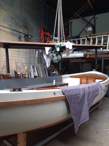 Biertafel hijsen en plaatsen in sloep (gewicht 85 kilo).