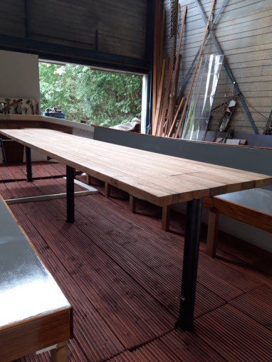 Biertafel geplaatst en goed vast gezet.